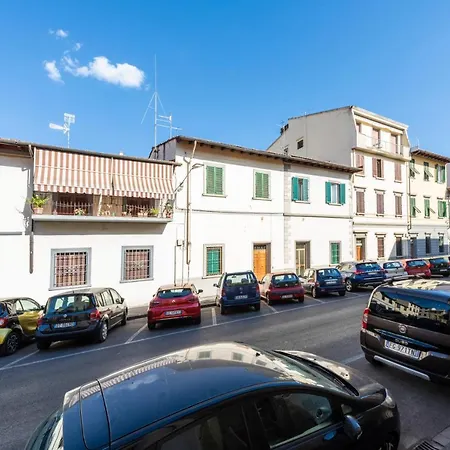 Apartamento Dimora San Frediano, Oltrarno's Gem With Patio Florença