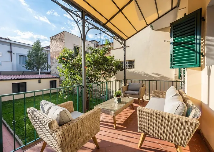 Dimora San Frediano, Oltrarno's Gem With Patio Apartment *