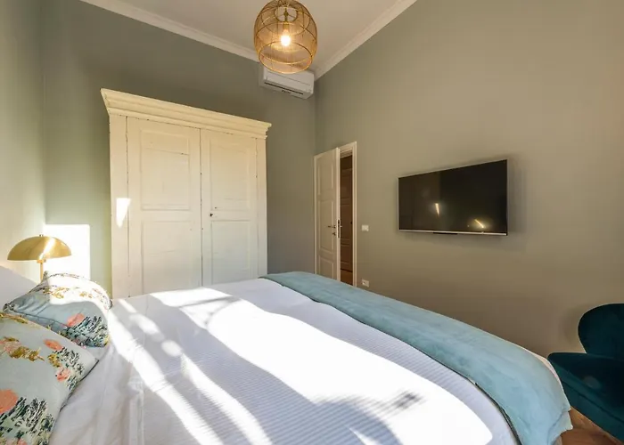Dimora San Frediano, Oltrarno's Gem With Patio Apartment *