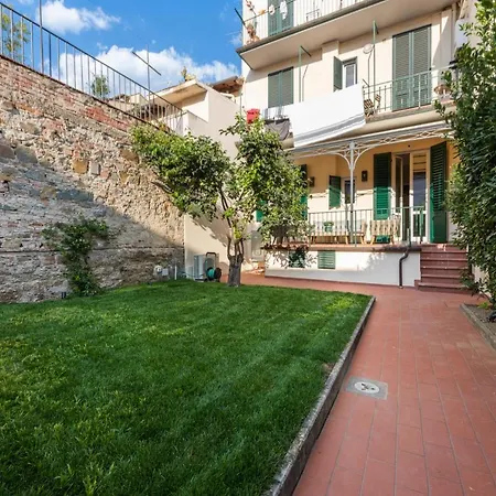 아파트 Dimora San Frediano, Oltrarno's Gem With Patio 피렌체